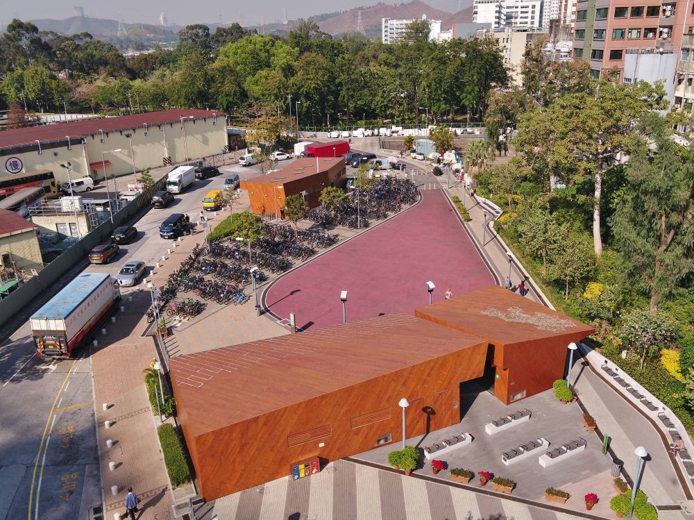 Bicycle entry/exit hubs are provided in the vicinity of MTR stations for cyclists to gather or disband. The hubs provide facilities such as bicycle rental kiosks, bicycle parking spaces, first aid stations, refreshment kiosks and toilets.