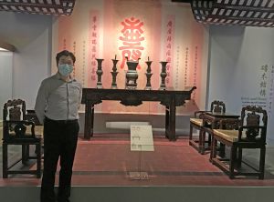 The Curator (Historical Buildings) of the AMO, Mr NG Chi-wo, says the exhibition showcases furniture pieces that have been placed at the main hall of Kwong Wah Hospital since 1911. The setting is based on the original layout with furniture pieces being more than 100 years old, which were donated by the then famous Chinese merchants and Nam Pak Hongs.