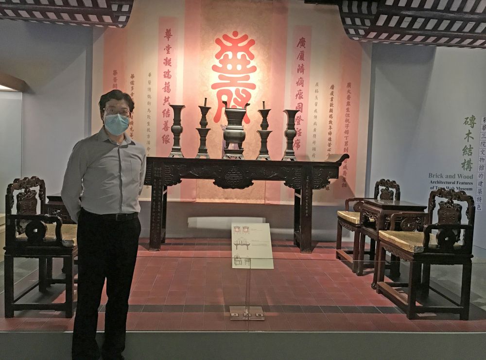 The Curator (Historical Buildings) of the AMO, Mr NG Chi-wo, says the exhibition showcases furniture pieces that have been placed at the main hall of Kwong Wah Hospital since 1911. The setting is based on the original layout with furniture pieces being more than 100 years old, which were donated by the then famous Chinese merchants and Nam Pak Hongs.