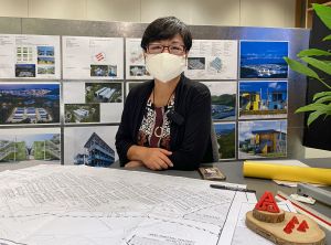 According to the Director of Architectural Services, Mrs Sylvia LAM, one of the important factors in enabling the Architectural Services Department (ArchSD) and the Civil Engineering and Development Department (CEDD) to construct a large number of quarantine units within a short period of time is the use of the Modular Integrated Construction (MiC) technology. 