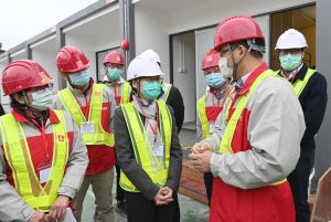 Since the onset of the outbreak, the Government has taken decisive measures to identify suitable sites to construct quarantine camps to meet the demands arising from the epidemic. The Chief Executive, Mrs LAM CHENG Yuet-ngor, Carrie (fourth left), visited the Lei Yue Mun Park and Holiday Village in Chai Wan on 11 February to inspect the progress of constructing quarantine units using MiC .