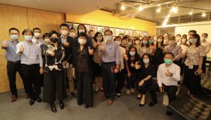 Colleagues of various sections of the ArchSD work together with the same heart to complete various projects on quarantine facilities within a very short period of time. In the picture, the Director of Architectural Services, Mrs Sylvia LAM, is at the centre of the front row.