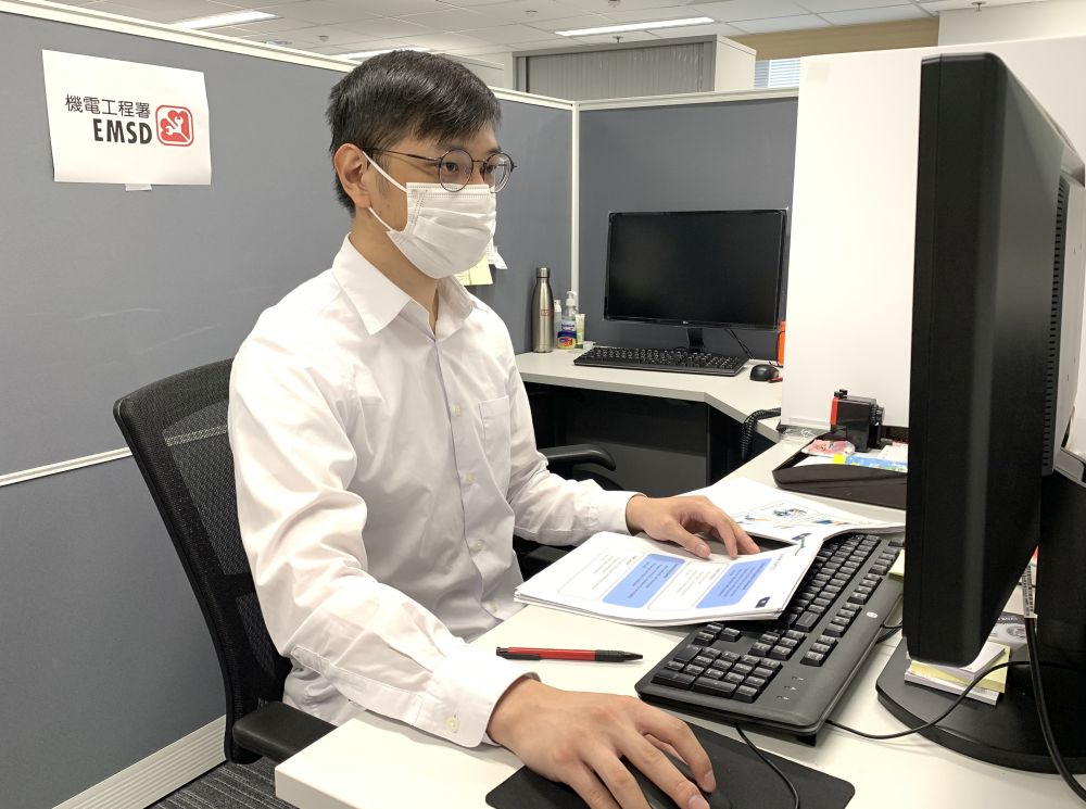 Mr Andy CHAN takes part in editing a handbook on the regulation of railway safety. Making use of his language skills, he presents the terminologies of engineering in a manner that is both in-depth and easy to comprehend.