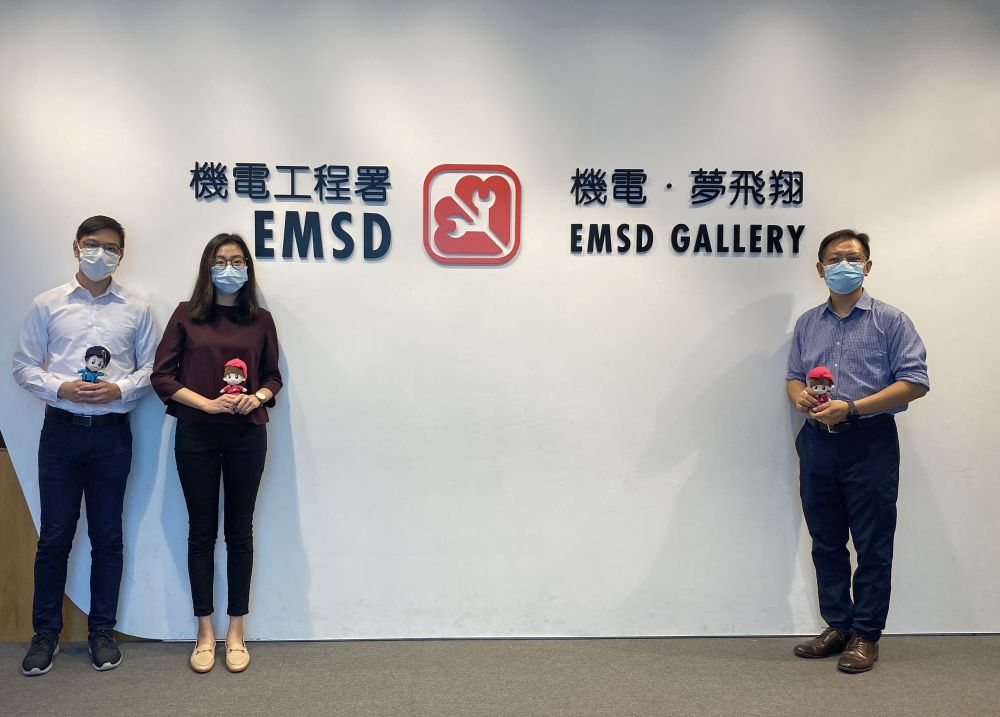 Engineer of the EMSD, Mr CHOW Kirk, Peter (right), encourages his new colleagues to be brave to accept challenges and seek more learning opportunities to build a solid foundation for future development.