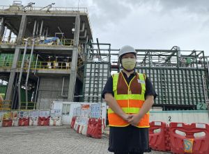 The contractor that has hired Miss Yoyo LEUNG is participating in the expansion of Sha Tau Kok Sewage Treatment Works undertaken by the Drainage Services Department, giving her an opportunity to increase her knowledge in construction procedures and drainage infrastructure, which can in turn enhance her competitiveness in the job market.