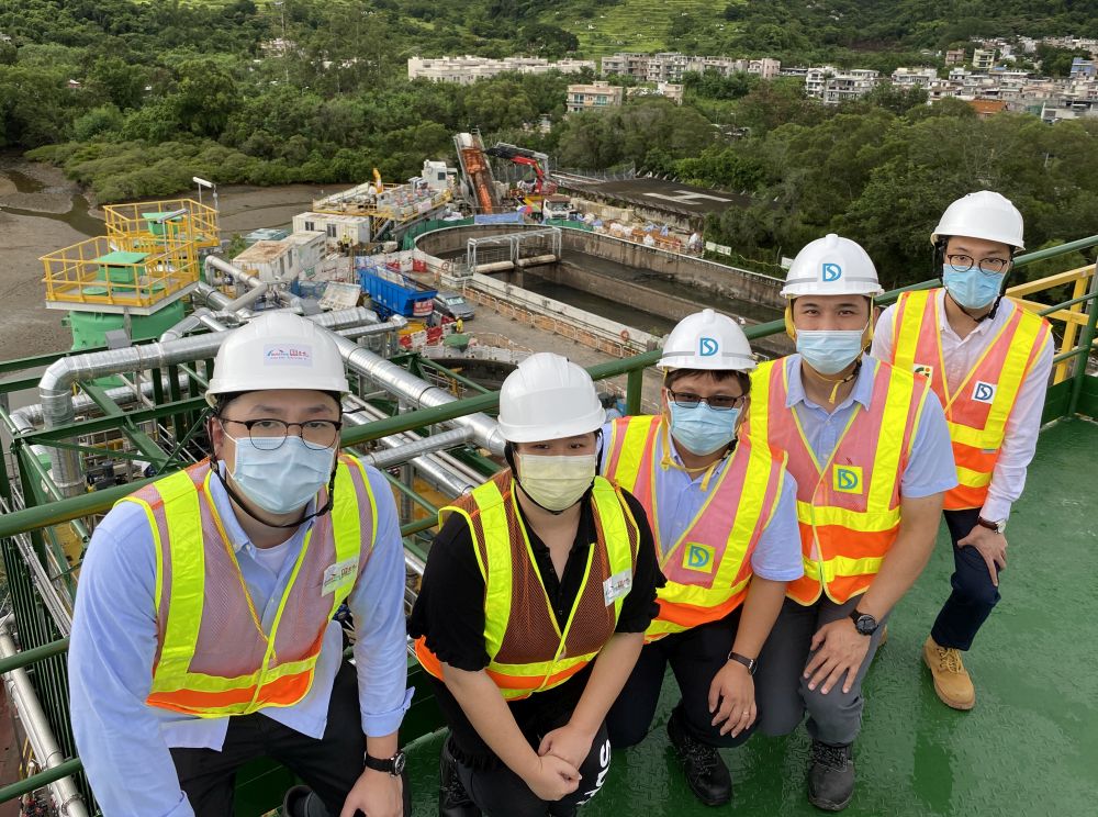 Engineer of the DSD, Mr LEUNG Ka-kay (second right) takes a group photo with his colleagues and the contractor’s staff.