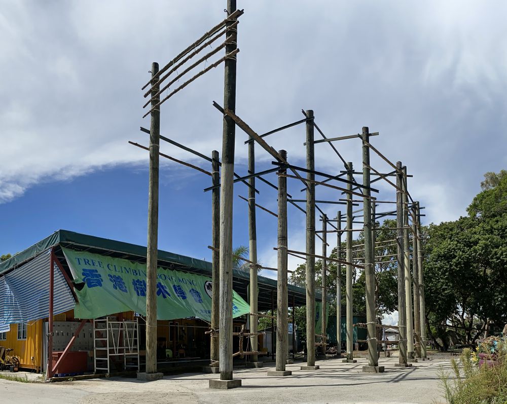 For the sake of safety, at the beginning of the course, students for tree climbing will first practise on a wooden structure made of iron pipes and bamboo sticks.