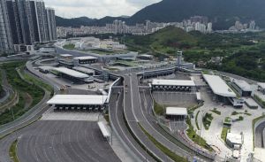 Heung Yuen Wai Boundary Control Point (BCP) provides access facilities for both passengers and freight. However, in view of the epidemic, both Guangdong and Hong Kong have agreed to open first the cargo clearance facilities for use by cross-boundary goods vehicles.