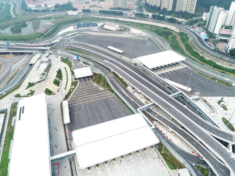 On the left of the picture are inbound goods vehicle kiosks, while on the right of the picture are outbound goods vehicle kiosks.