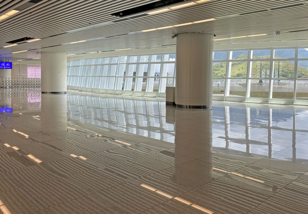 The Passenger Terminal Buildings of Hong Kong and Shenzhen adopt glass, sun shades, etc. to create light and shadow effect, which further livens up the indoor and outdoor areas.