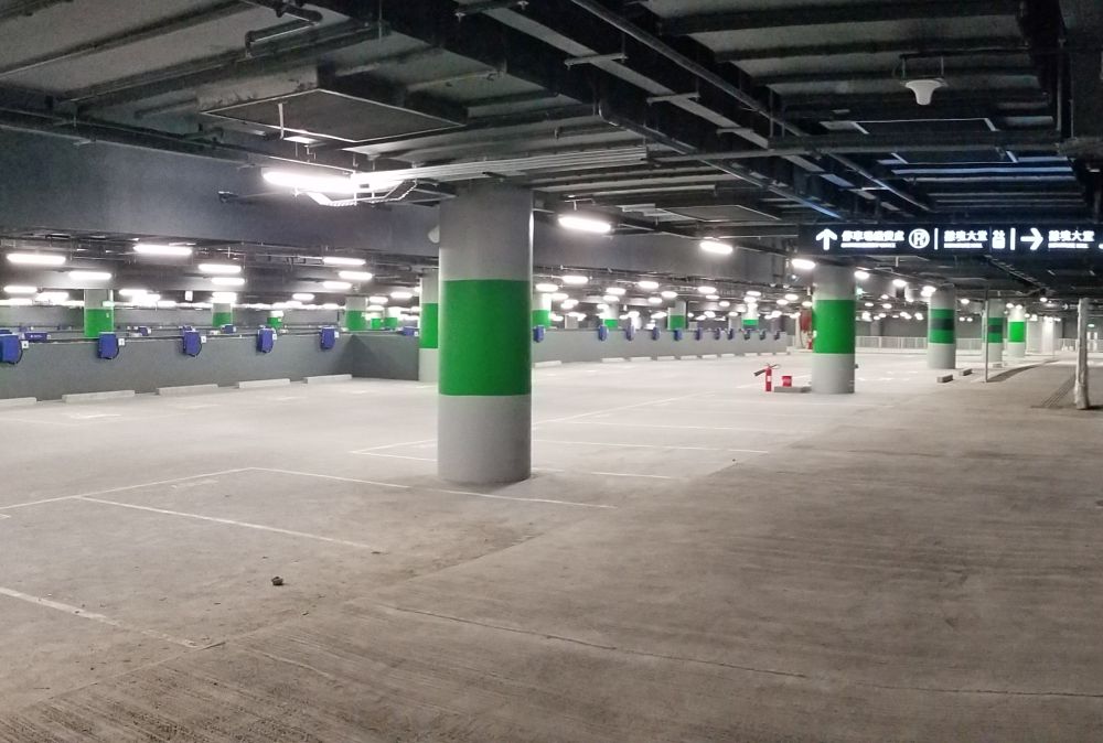 There are pick up/drop off areas for private cars, a public car park and a pedestrian subway at the Passenger Terminal Building of Hong Kong. Members of the public and tourists will be able to directly access the BCP by cars or on foot when the passenger clearance services commence in future.