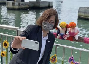 The Government has set aside a dedicated funding of $6.5 billion for the future harbourfront development. The Chairman of the Harbourfront Commission (HC), Mr NG Wing-shun, Vincent, says that the HC will make an all-out effort to implement the 13 harbourfront enhancement projects with the funding, and he looks forward to the extension of the Victoria Harbour promenades to 34 kilometres from the existing 23 kilometres by 2028.