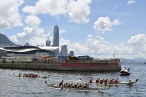 Dragon boat races were held earlier at the Wan Chai waterfront to explore the potential of organising water sports events along the waterfront.