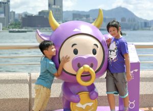 The HC makes a new attempt by inviting local artists or organisations to set up pop-up artist installations in different sections of the harbourfront areas, such as the constellation angel dolls display and miniature craftwork along the harbourfront promenade connecting Tamar and the Hong Kong Convention and Exhibition Centre.