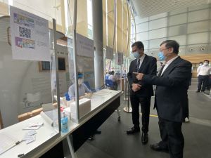 Accompanied by the Director of Electrical and Mechanical Services (DEMS), Mr PANG Yiu-hung (right), the Secretary for Development (SDEV), Mr WONG Wai-lun, Michael (left), visits the Electrical and Mechanical Services Department (EMSD) Headquarters. The SDEV is briefed by the DEMS on the details of COVID-19 testing services for high-risk target groups.