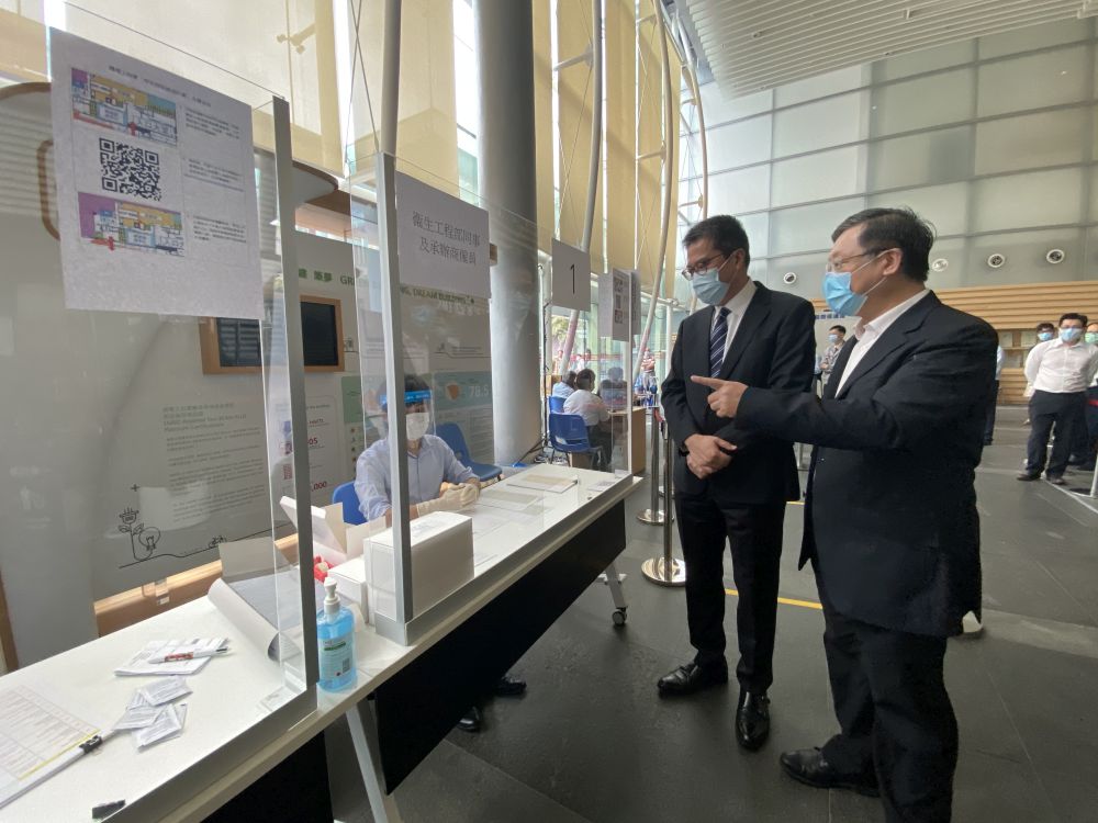 Accompanied by the Director of Electrical and Mechanical Services (DEMS), Mr PANG Yiu-hung (right), the Secretary for Development (SDEV), Mr WONG Wai-lun, Michael (left), visits the Electrical and Mechanical Services Department (EMSD) Headquarters. The SDEV is briefed by the DEMS on the details of COVID-19 testing services for high-risk target groups.