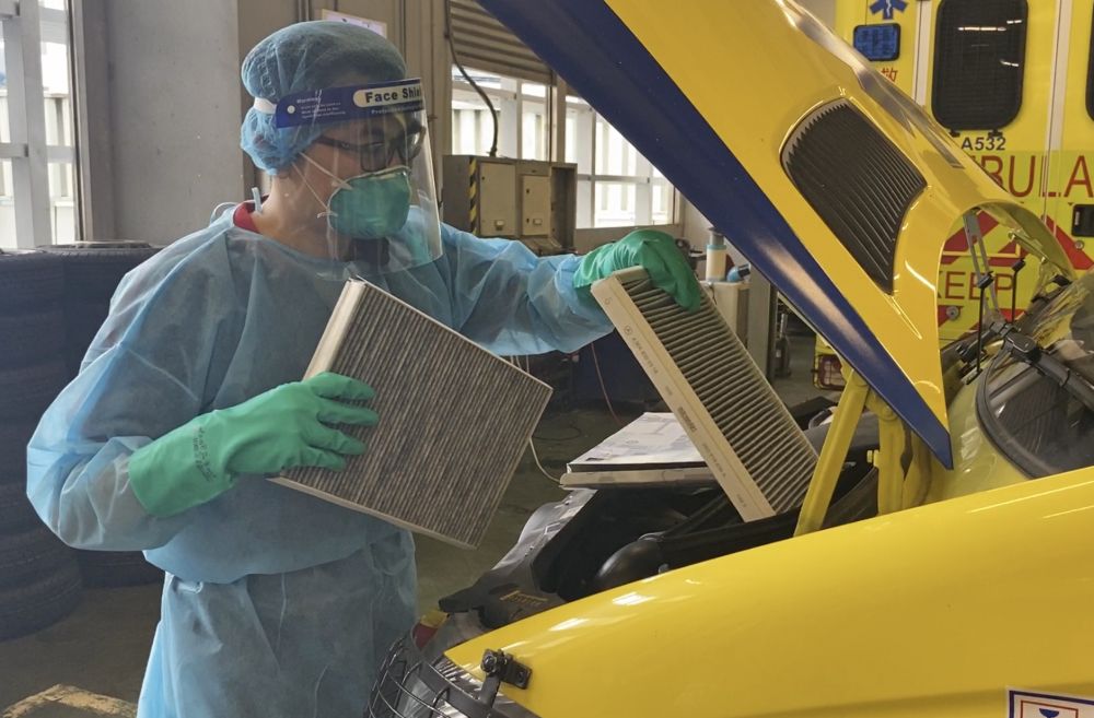 After putting on personal protective gear, the frontline staff member of the EMSD carries out deep cleaning for the ambulance, including changing air-conditioner filters, cleaning air vents and exhaust fans, etc.