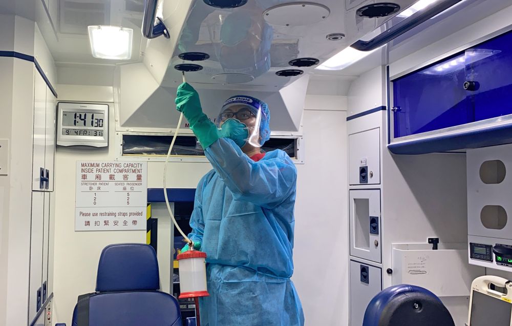 After putting on personal protective gear, the frontline staff member of the EMSD carries out deep cleaning for the ambulance, including changing air-conditioner filters, cleaning air vents and exhaust fans, etc.