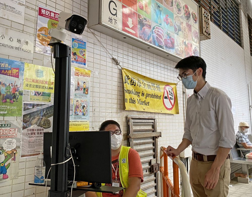 The EMSD has installed body temperature screening systems in many government venues such as government buildings, boundary control points and markets, enhancing the efficiency of this method to prevent the spread of the epidemic.