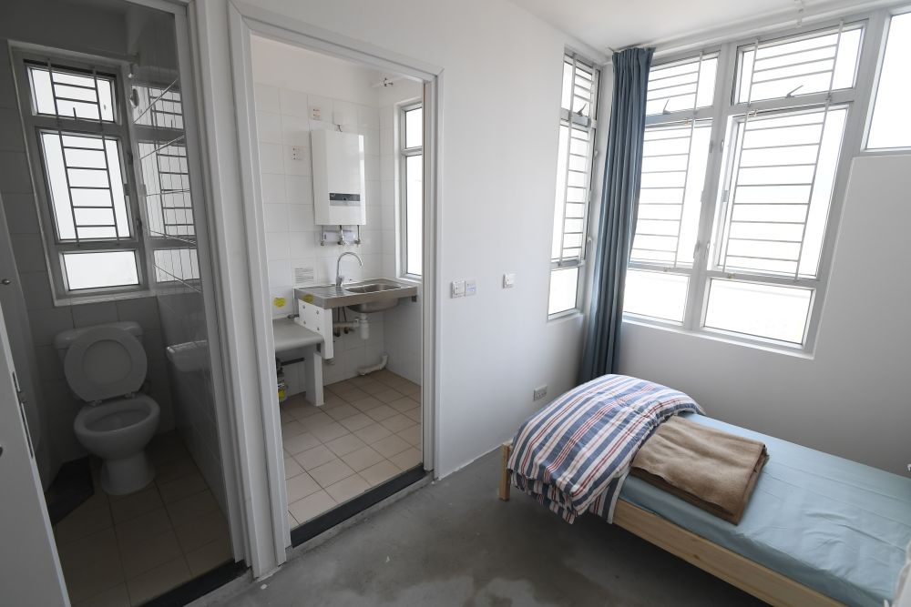 EMSD colleagues have installed electrical and mechanical (E&M) equipment in phases, which include about 3 200 gas water heaters and more than 16 000 sets of lighting units, at more than 3 000 residential units in Chun Yeung Estate.