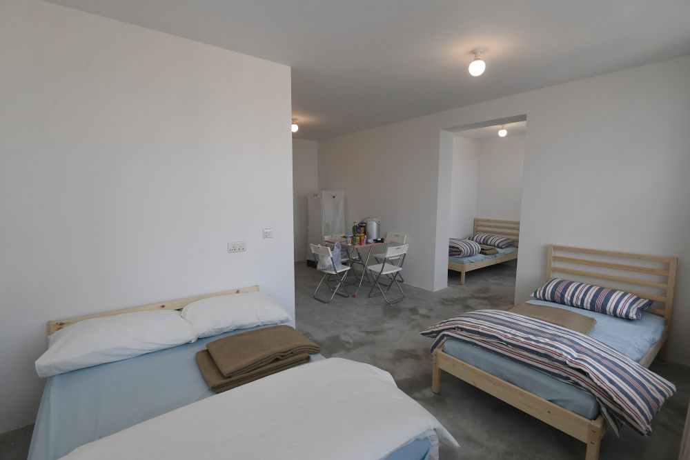 EMSD colleagues have installed electrical and mechanical (E&M) equipment in phases, which include about 3 200 gas water heaters and more than 16 000 sets of lighting units, at more than 3 000 residential units in Chun Yeung Estate.