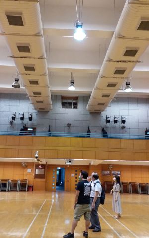 The EMSD have deployed staff to inspect the E&M and ventilation facilities of about 200 venues in the territory within a few days to provide professional advice and suggestions on the suitability of related venues for use as specimen collection centres from the ventilation point of view. In the picture, the EMSD staff are visiting an individual venue for evaluation.