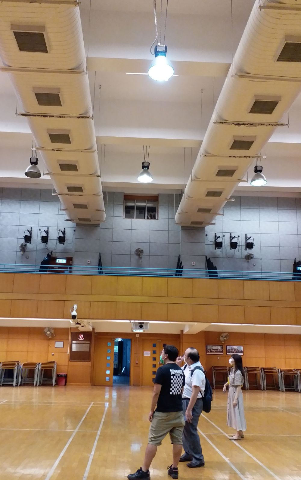 The EMSD have deployed staff to inspect the E&M and ventilation facilities of about 200 venues in the territory within a few days to provide professional advice and suggestions on the suitability of related venues for use as specimen collection centres from the ventilation point of view. In the picture, the EMSD staff are visiting an individual venue for evaluation.