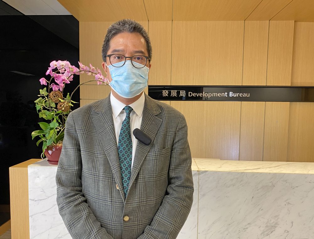 The Secretary for Development (SDEV), Mr WONG Wai-lun, Michael, would like to express his gratitude to the Central People’s Government, the Guangdong Provincial Government and the Shenzhen Municipal Government for their support in the construction of a temporary hospital next to the AsiaWorld-Expo (AWE) and the setting up of an additional community treatment facility in the venue. The construction team has started work and is making pretty good progress.