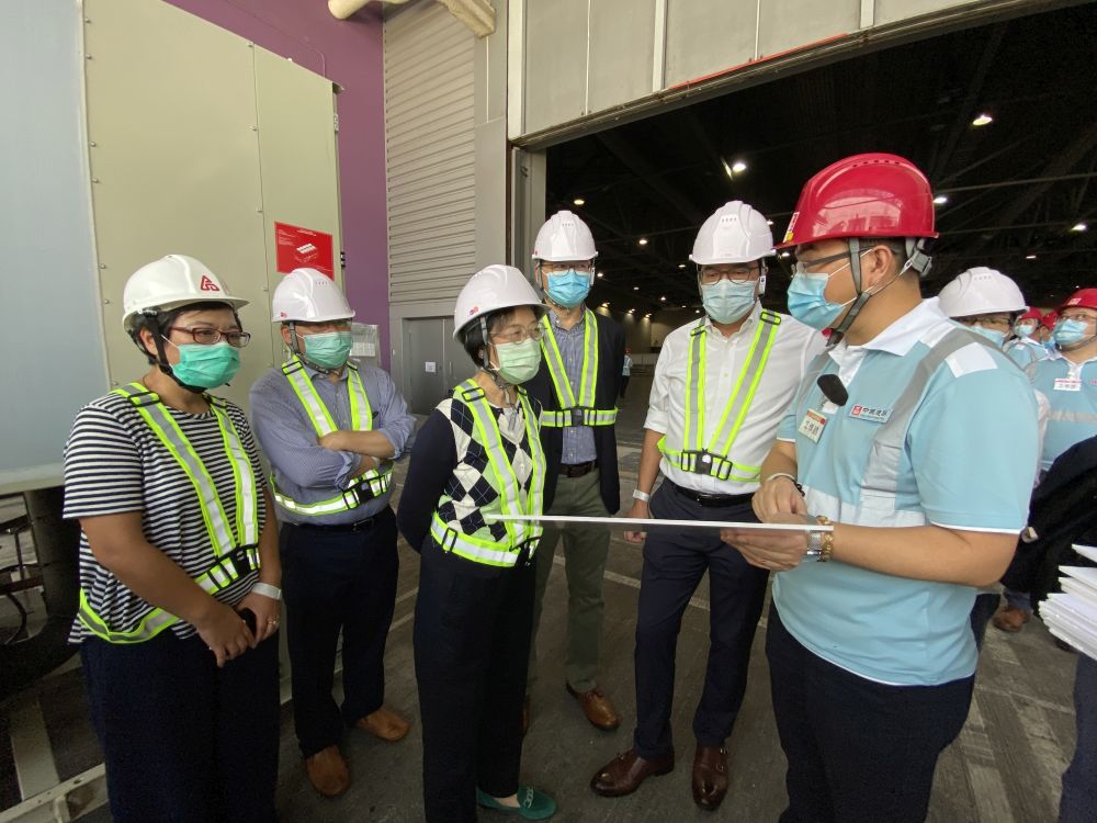 Last Sunday, the SDEV, Mr Michael WONG (second right), the Secretary for Food and Health, Professor CHAN Siu-chee, Sophia (third left), the Chief Executive of the HA, Dr Tony KO (third right), the Permanent Secretary for Development (Works), Mr LAM Sai-hung (second left), and the Director of Architectural Services, Mrs LAM YU Ka-wai, Sylvia (first left), paid a visit to the AWE to inspect the work progress of setting up the additional community treatment facility. They were briefed by the representative of the contractor, China State Construction Engineering (Hong Kong) Limited (first right), on the details of the construction work.
