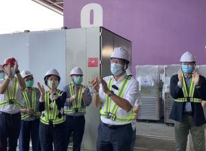 Last Sunday, the SDEV, Mr Michael WONG (second right) and the Secretary for Food and Health, Professor Sophia CHAN (third left) paid a visit to the AWE and gave encouragement to the engineering staff participating in the setting up of the community treatment facility.