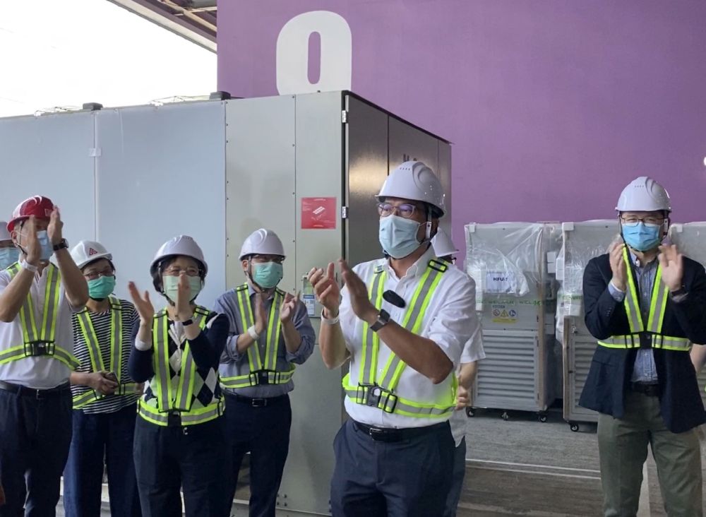 Last Sunday, the SDEV, Mr Michael WONG (second right) and the Secretary for Food and Health, Professor Sophia CHAN (third left) paid a visit to the AWE and gave encouragement to the engineering staff participating in the setting up of the community treatment facility.