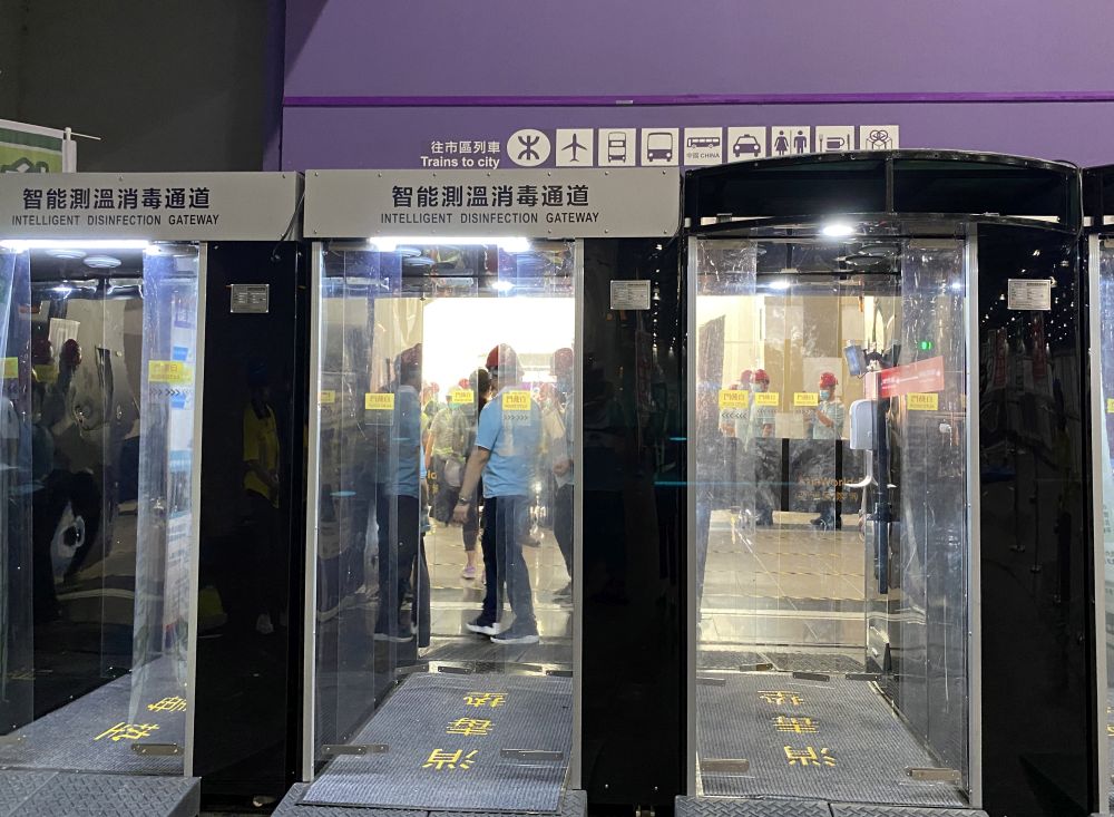 The AWE has a number of intelligent disinfection gateways. All engineering staff currently working on the project, and future medical staff, patients and working staff will have to walk through the disinfection gateways to have their clothing and carry-on items cleaned and disinfected before entering the venue.