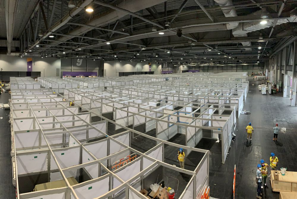 At present, most of the bed partitions and negative pressure enclosed cubicles, etc have been properly set up at the additional treatment facility in the AWE. We will proceed with the setting up of staff facilities, and the installation of electrical and mechanical equipment, plumbing and water pipes.