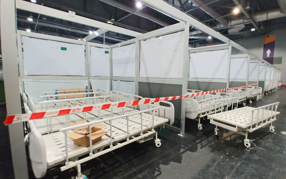 At present, most of the bed partitions and negative pressure enclosed cubicles, etc have been properly set up at the additional treatment facility in the AWE. We will proceed with the setting up of staff facilities, and the installation of electrical and mechanical equipment, plumbing and water pipes.