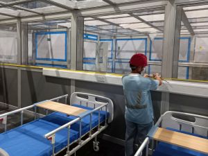 At present, most of the bed partitions and negative pressure enclosed cubicles, etc have been properly set up at the additional treatment facility in the AWE. We will proceed with the setting up of staff facilities, and the installation of electrical and mechanical equipment, plumbing and water pipes.