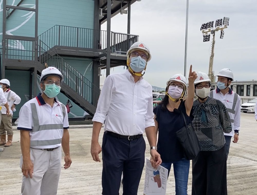 Earlier, accompanied by the Director of Architectural Services, Mrs LAM YU Ka-wai, Sylvia (second right), the SDEV, Mr Michael WONG (second left), inspected the construction progress of the quarantine camps at Penny’s Bay Phase 2 and was briefed by Senior Project Manager of the Architectural Services Department (ArchSD), Ms LI Pak-yee, Tuesday (third right), on the features of the quarantine camps.