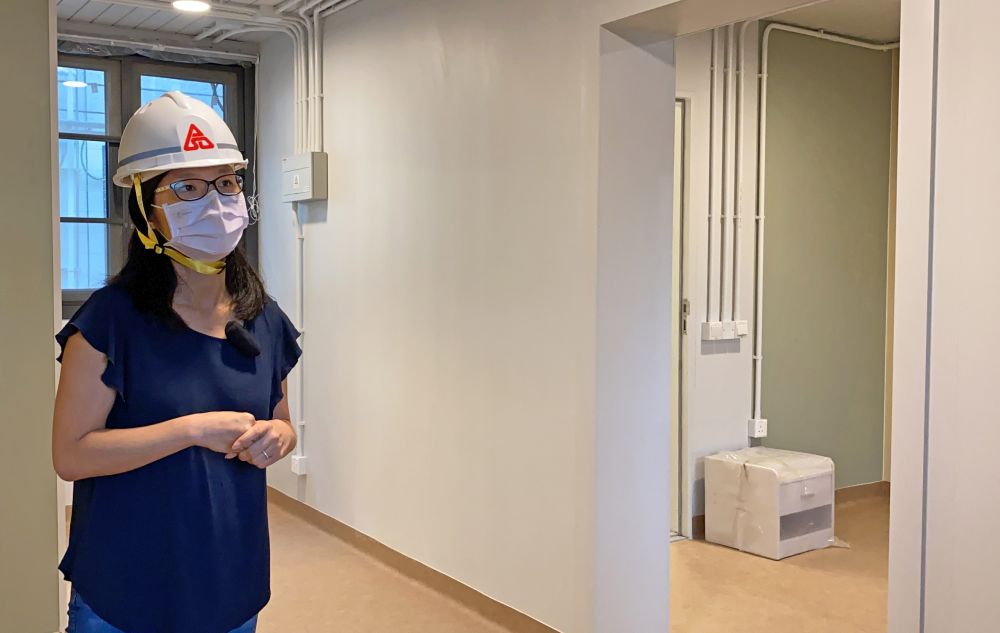 The ArchSD’s Senior Project Manager, Ms Tuesday LI, says 14 barrier-free units with accessible toilet and shower compartments have been purposefully built at Phase 2 quarantine camps to facilitate use by wheelchair users. The units are interconnected with the neighbouring units for relatives or caregivers to stay.