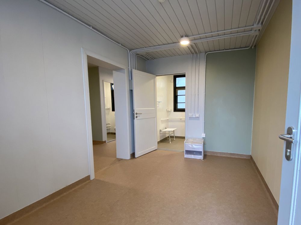 14 barrier-free units with accessible toilet and shower compartments have been purposefully built at Phase 2 quarantine camps to facilitate use by wheelchair users. The units are interconnected with the neighbouring units for relatives or caregivers to stay.