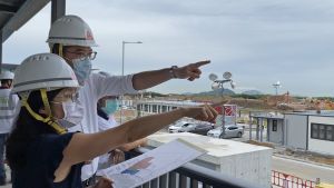 The SDEV, Mr Michael WONG (back), is briefed by the ArchSD’s Senior Project Manager, Ms Tuesday LI (front), on the construction of Phases 3 and 4 of the quarantine camps at Penny’s Bay. The related works are expected to be completed by the end of this year, which will provide an additional 2 000 quarantine units.