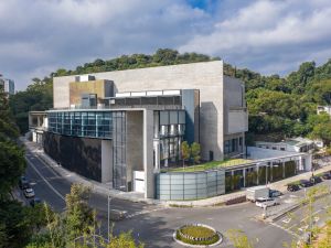 The Che Kung Temple Sports Centre has opened for public use since 17 September. The architectural design has broken the tradition of adopting an all-indoor layout for sports centres. Instead, with transparent layering, the indoor and outdoor areas are connected to integrate with the surrounding landscape.