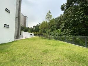Besides the trees specially planted in the artium, green elements are also incorporated in other places of the centre, bringing nature to indoor areas.