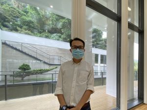 Architect of the ArchSD, Mr SUEN Chun-sing, says that quite a lot of floor-to-ceiling glass panels are used in the sports centre to let in natural light and to allow visitors to enjoy the green surroundings while doing exercise.