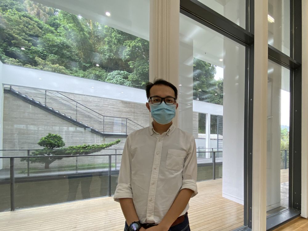 Architect of the ArchSD, Mr SUEN Chun-sing, says that quite a lot of floor-to-ceiling glass panels are used in the sports centre to let in natural light and to allow visitors to enjoy the green surroundings while doing exercise.