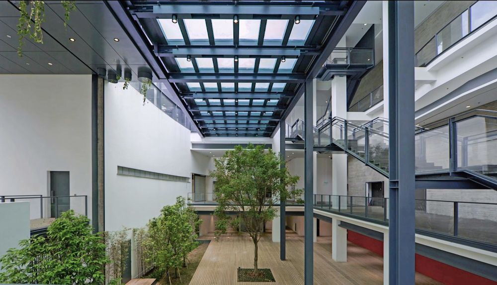 The Che Kung Temple Sports Centre has adopted a layered layout to create a sense of spaciousness. Corridors and staircases are built throughout the premises to enable visitors to easily access different floors, facilities, courtyards and terraces, and to encourage interactions among users.