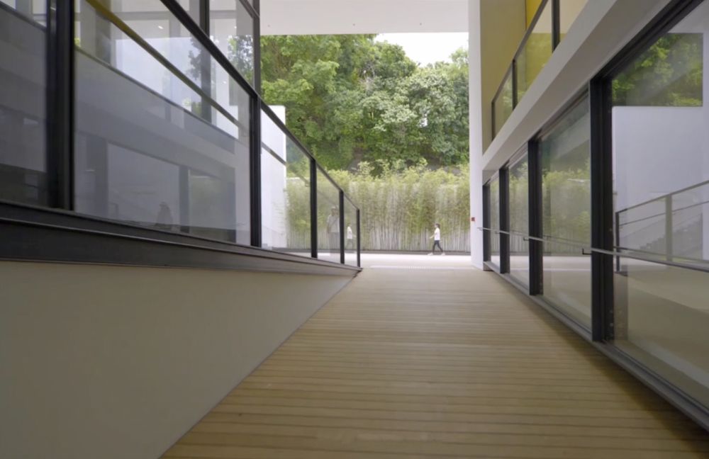 The Che Kung Temple Sports Centre has adopted a layered layout to create a sense of spaciousness. Corridors and staircases are built throughout the premises to enable visitors to easily access different floors, facilities, courtyards and terraces, and to encourage interactions among users.