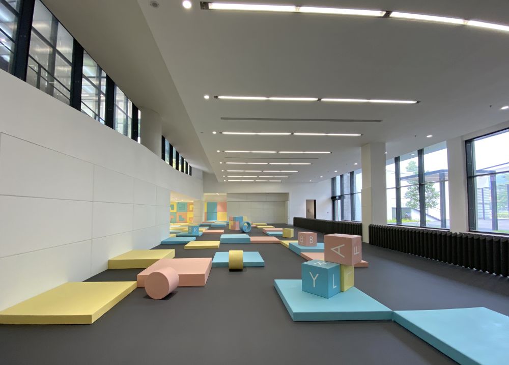 Floor-to-ceiling glass panels are used in the children’s playroom to let in the views of the forecourt; at the same time, one can see the indoor corridor and other activity rooms through the high windows on the other side, the visual connection among the three areas gives a sense of spaciousness and openness.