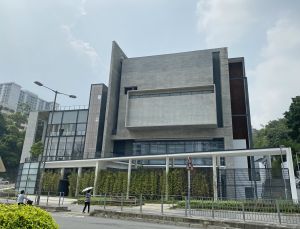 Different finishes materials are used in outdoor and indoor areas to give people distinctly different feelings. Fair-faced concrete is mostly applied to the façades to give a natural and raw feeling. Wooden and warm-coloured materials are used mainly on the walls and floors of the arena to create a relatively warm environment.