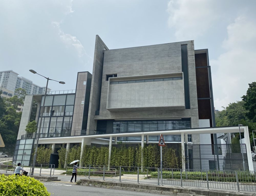 Different finishes materials are used in outdoor and indoor areas to give people distinctly different feelings. Fair-faced concrete is mostly applied to the façades to give a natural and raw feeling. Wooden and warm-coloured materials are used mainly on the walls and floors of the arena to create a relatively warm environment.