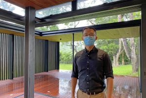 The ArchSD’s Senior Project Manager, Mr HUI Lung-nin, Hilman, says that the multi-purpose room of the visitor centre is designed as a glass pavilion to bring natural outdoor views indoors. After the glass door is slid open, the indoor and outdoor areas are connected to give visitors a sense of being surrounded by nature.