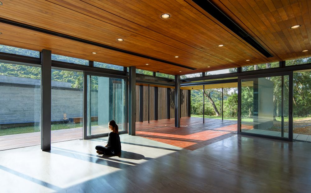 The ArchSD’s Senior Project Manager, Mr HUI Lung-nin, Hilman, says that the multi-purpose room of the visitor centre is designed as a glass pavilion to bring natural outdoor views indoors. After the glass door is slid open, the indoor and outdoor areas are connected to give visitors a sense of being surrounded by nature.